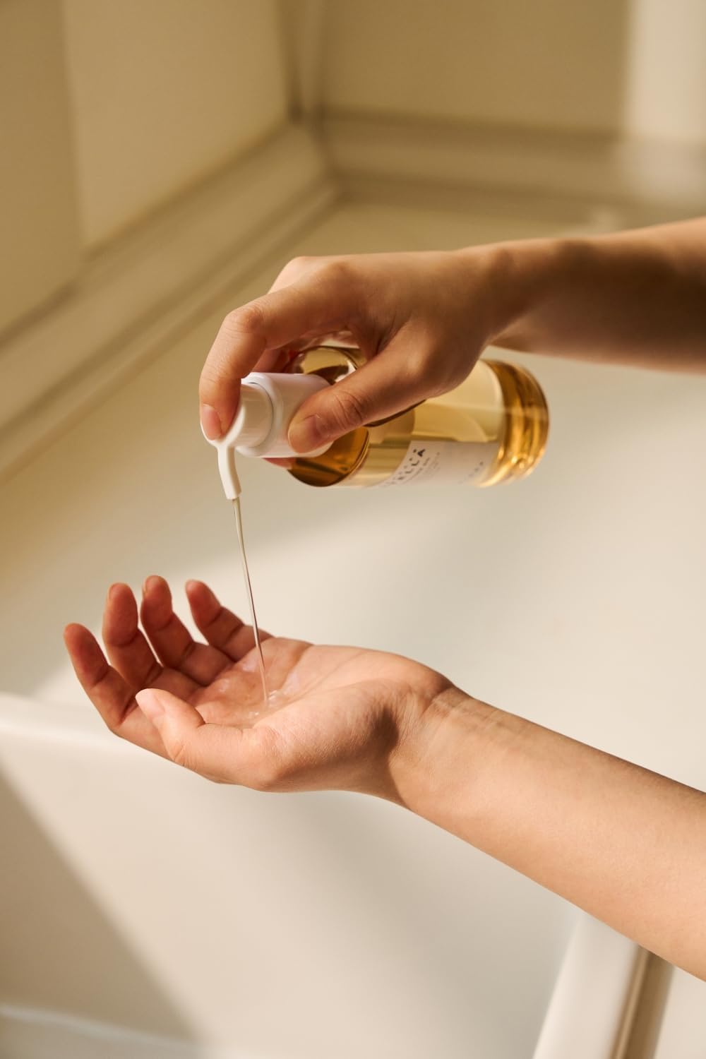 Madagascar Centella Light Cleansing Oil – gentle emulsifying oil cleanser with Centella & botanical oils; removes makeup & sunscreen without greasy residue
