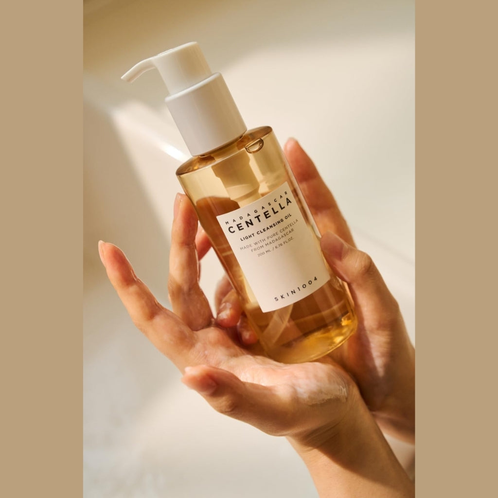 SKIN1004 Madagascar Centella Light Cleansing Oil 200ml bottle, lightweight Korean oil cleanser for makeup and sunscreen removal.
