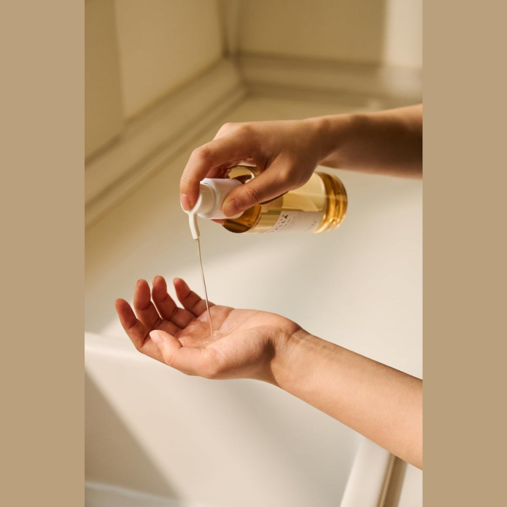 SKIN1004 Madagascar Centella Light Cleansing Oil 200ml bottle, lightweight Korean oil cleanser for makeup and sunscreen removal.
